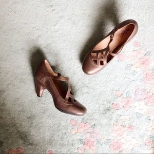 NWOT Indigo by Clarks T-strap leather heels