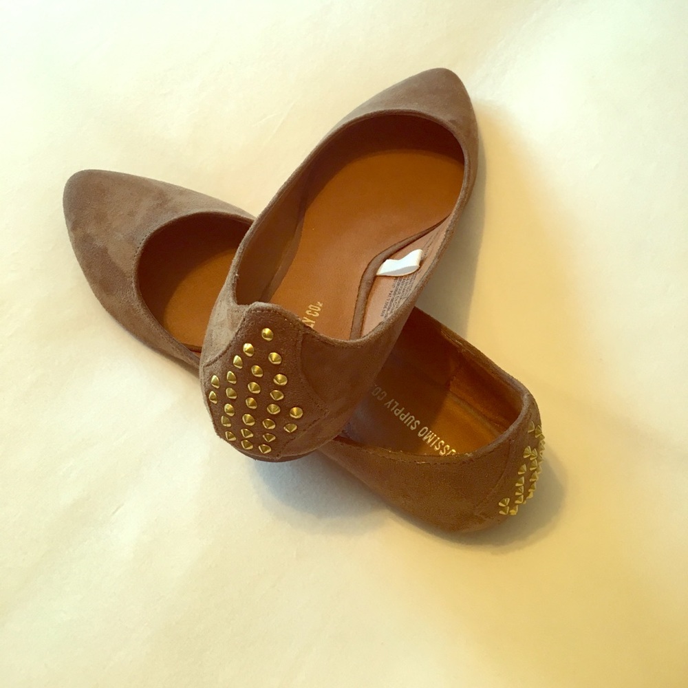 Like new Mossimo ballet flats with gold detail