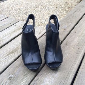 Candie's Camilson Black Wedges size 9.5