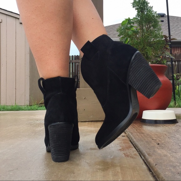 HP🎉 Vince Camuto black suede cowgirl ankle bootie - Picture 4 of 8