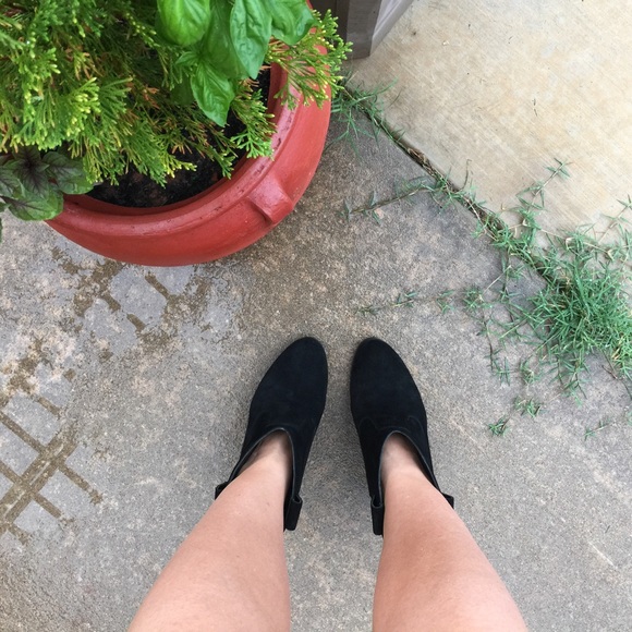 HP🎉 Vince Camuto black suede cowgirl ankle bootie - Picture 2 of 8