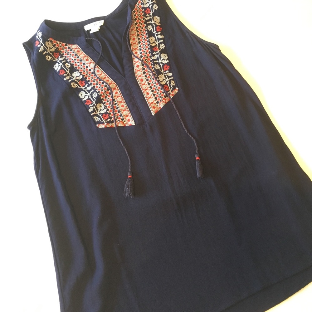 Like New Artisan NY sleeveless top w/embroidery