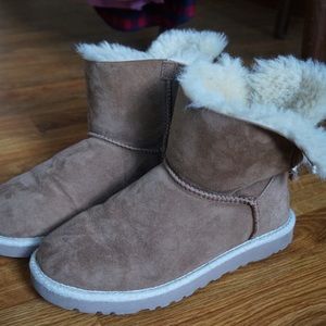 UGG chestnut selena size 6