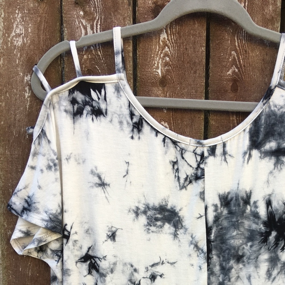 🔥Black/off White tie dye cold shoulder tee size M - Picture 4 of 7