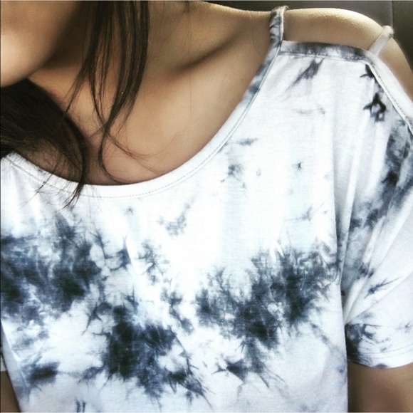🔥Black/off White tie dye cold shoulder tee size M - Picture 7 of 7