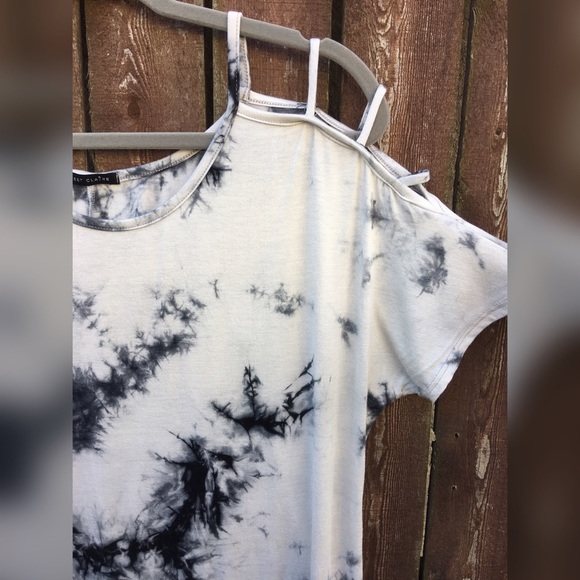🔥Black/off White tie dye cold shoulder tee size M - Picture 3 of 7