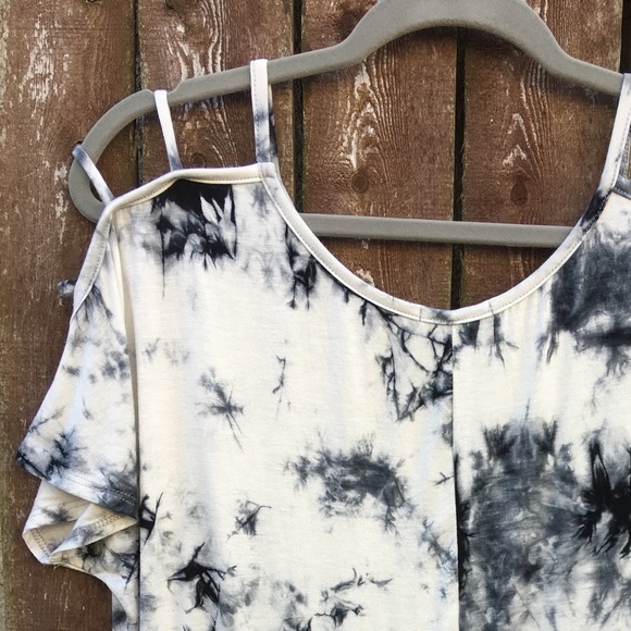 🔥Black/off White tie dye cold shoulder tee size M - Picture 4 of 7