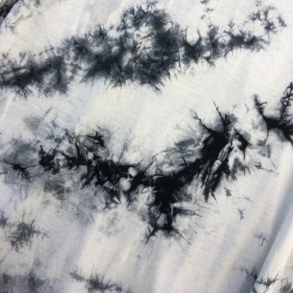 🔥Black/off White tie dye cold shoulder tee size M - Picture 6 of 7