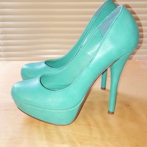 Green. High Heel Pumps
