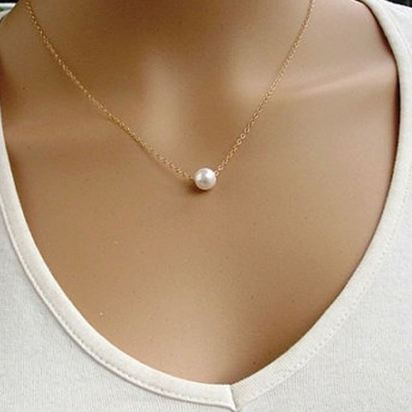 Jewelry - Gold Tone Pearl Necklace