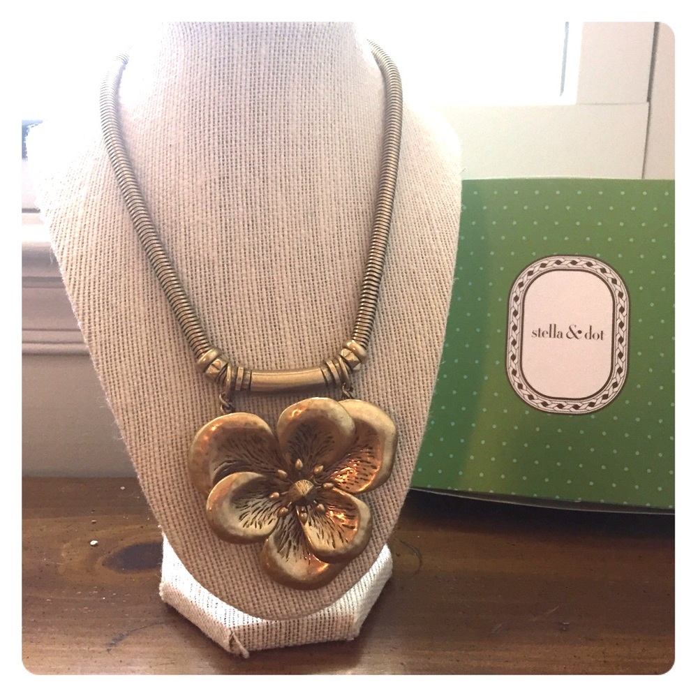 Stella and Dot Bloom necklace in Gold