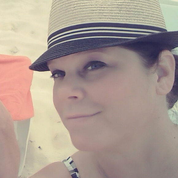 Meet your Posher, Vicki - Picture 1 of 3