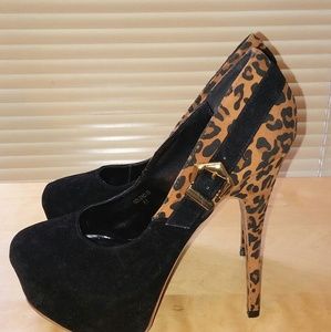 Lepord and black pumps