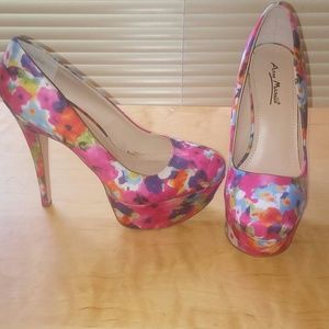 Floral coloref pumps