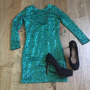 Green long sleeve sequined dress