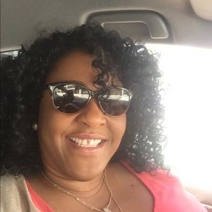 Meet your Posher, Phara