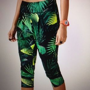 NWT Fabletics Yogi Capri