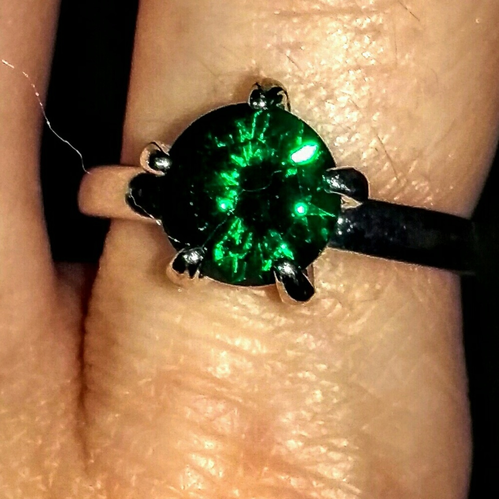 Stunning, sparkling Emerald Solitaire on Sterling
