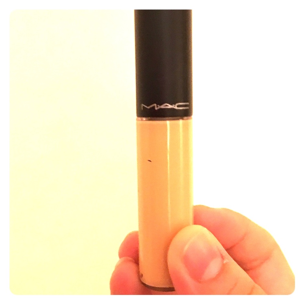 NWOB MAC Select Moisturecover concealer NC25