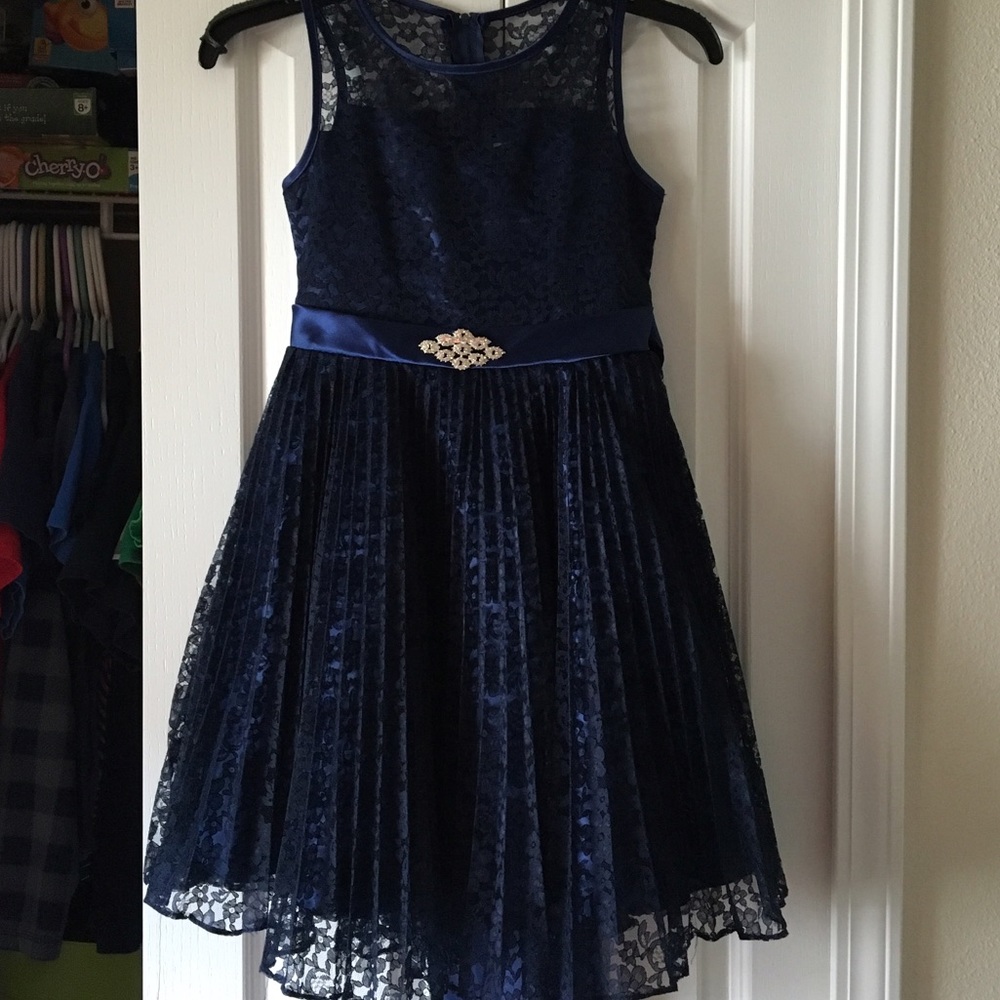 Like New! Gorgeous navy lace overlay dress