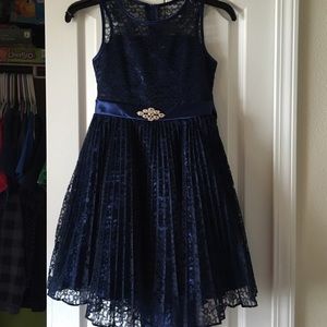 Like New! Gorgeous navy lace overlay dress