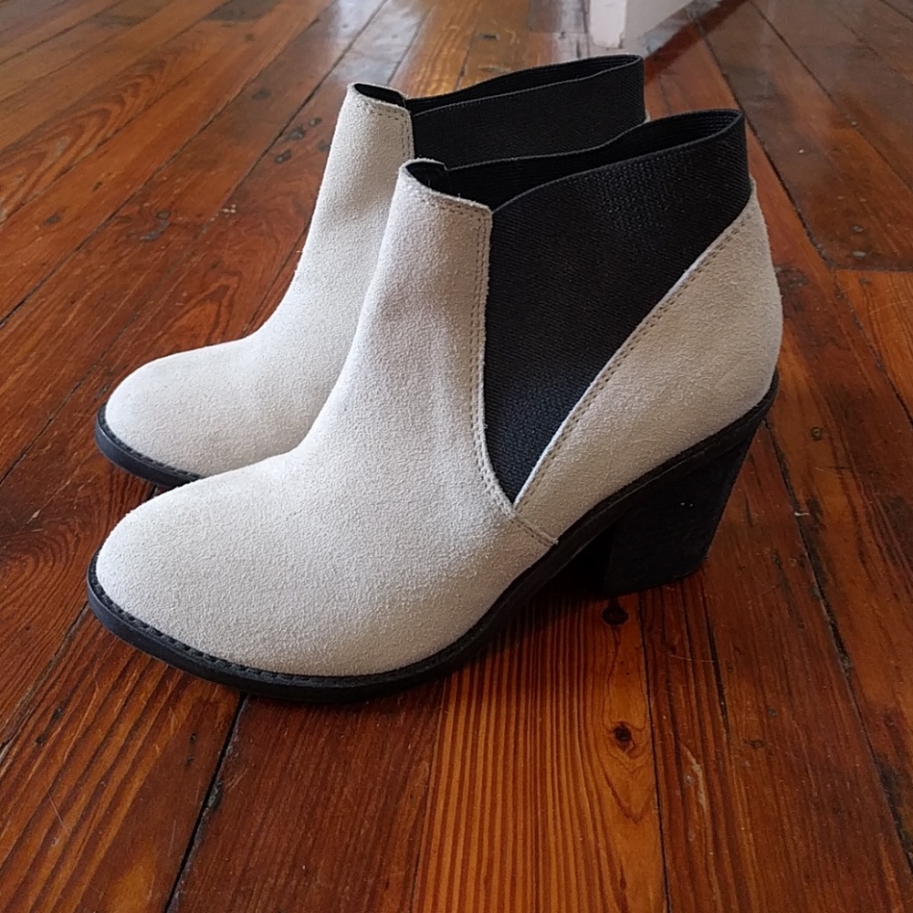 Urban outfitters white suede booties size 6