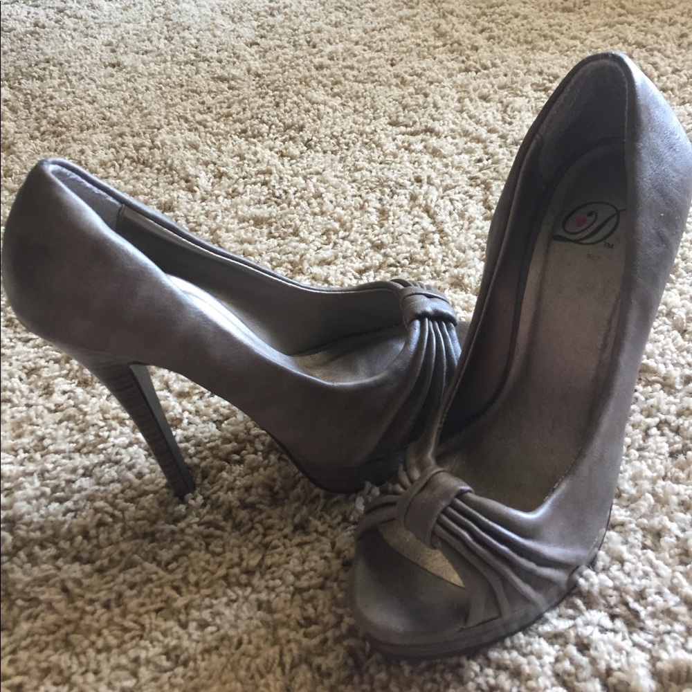 Heels - Picture 3 of 4