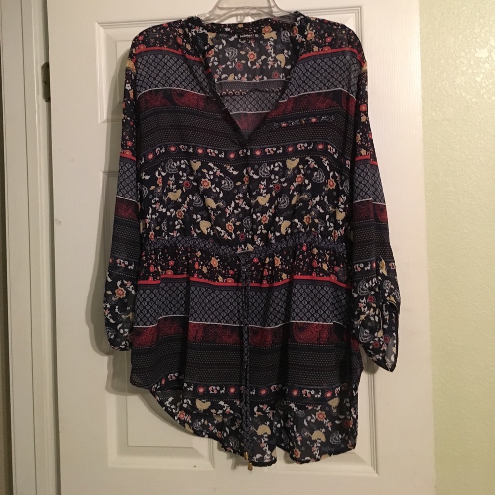 Navy printed woman's cinched blouse. NWOT