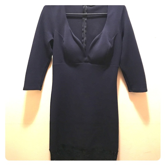 Low cut dress with lace - Picture 1 of 2