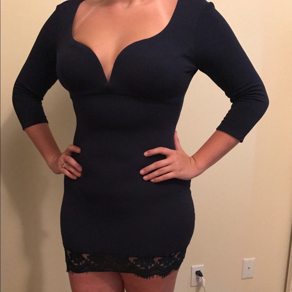 Low cut dress with lace - Picture 2 of 2