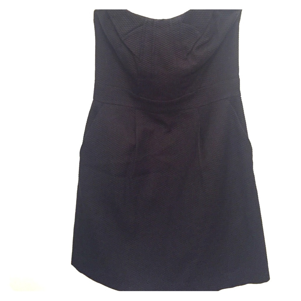 The perfect LBD! Hits about mid thigh (I'm 5'5").