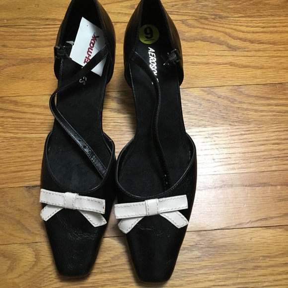 AEROSOLES Shoes - Aerosoles Pointy Black Heels w/ Tan Bow