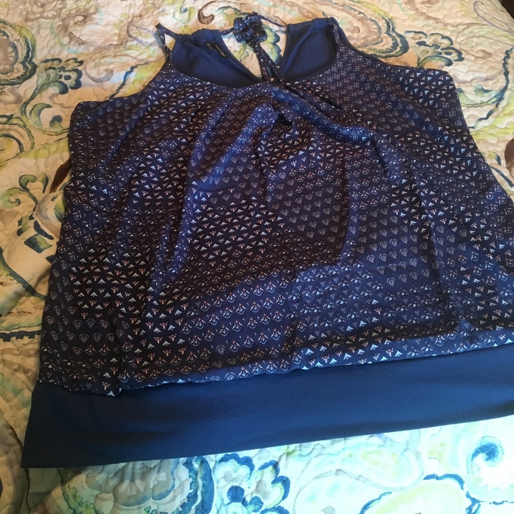 Cute navy blue top, ties at the back of the neck