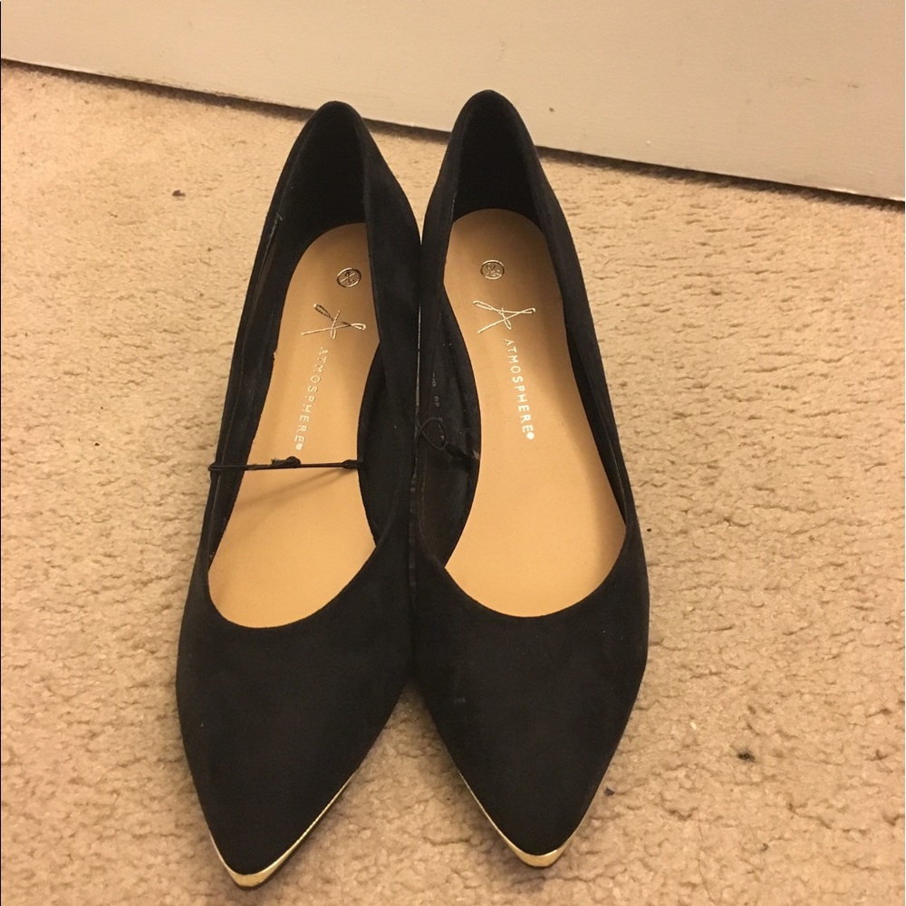 Women's black pumps, gold detail