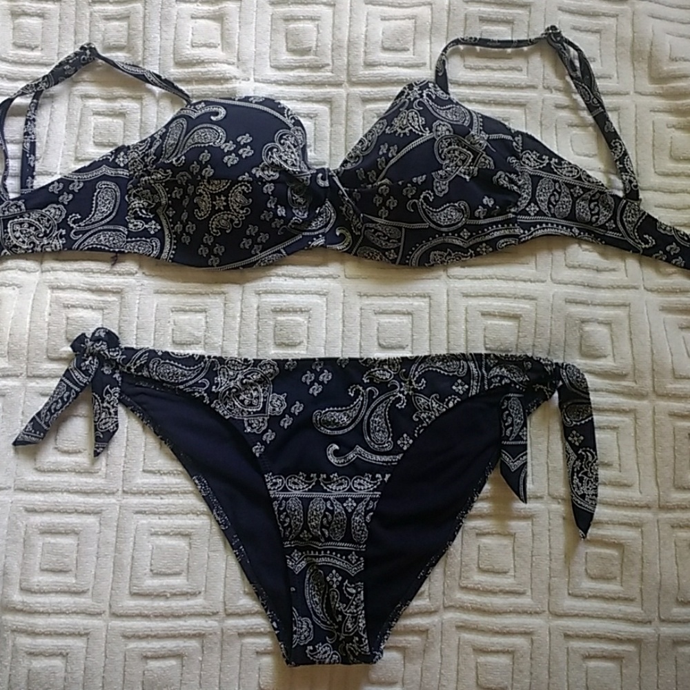 MUST GO NWOT PAISLEY PRINTED BIKINI