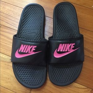 NIKE SLIDES