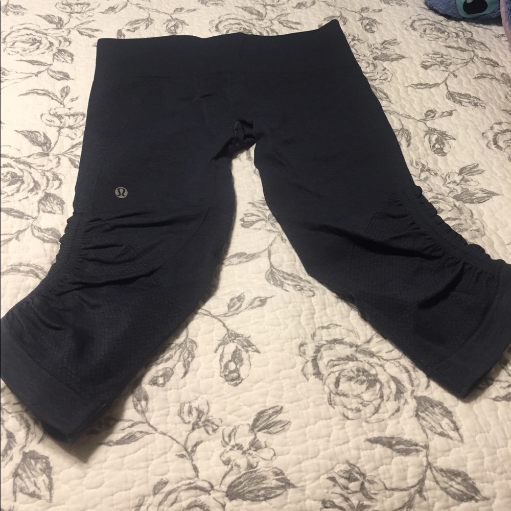 Lulu size 6 Capri pants
