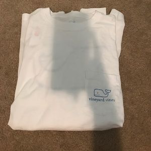 Blue and white vineyard vines tshirt