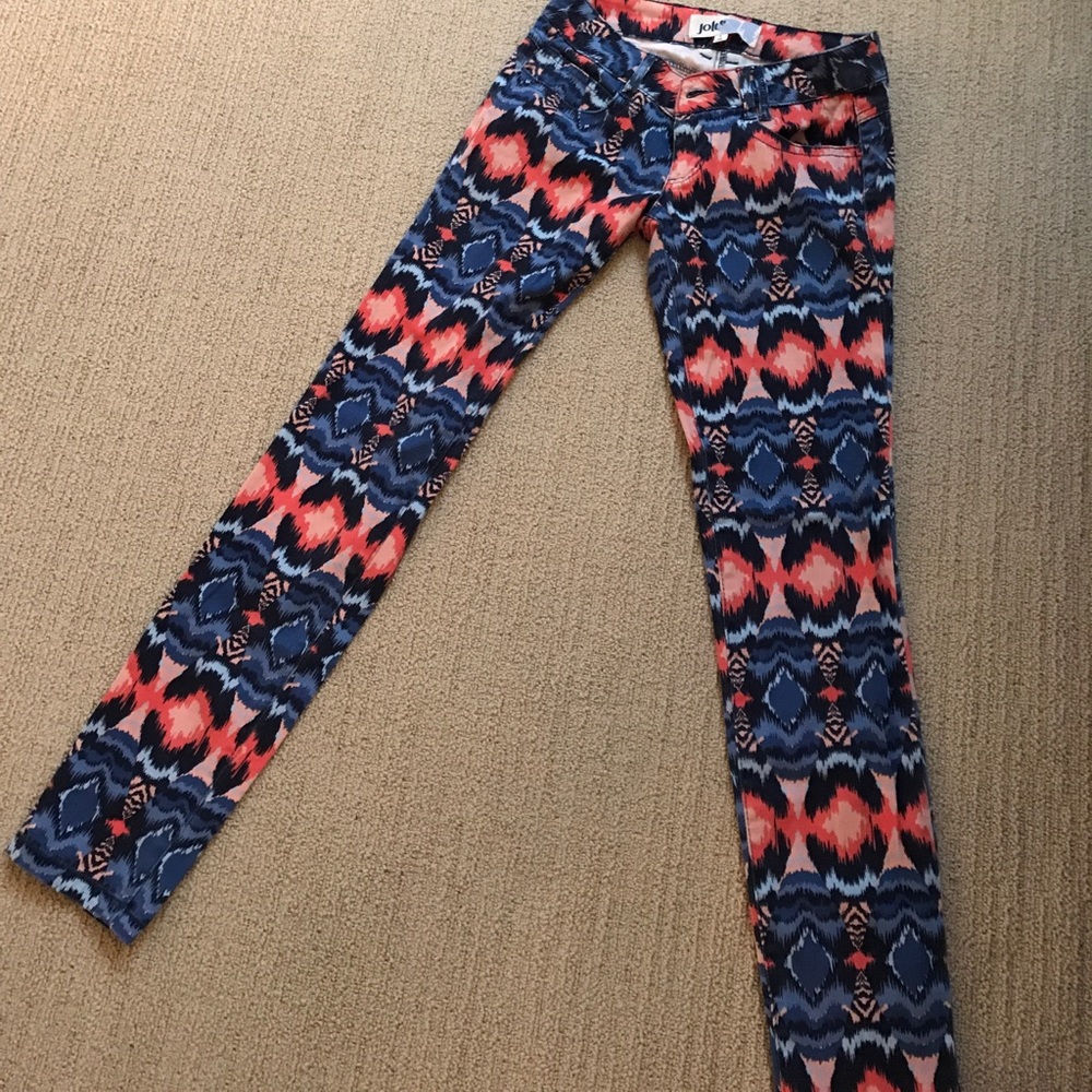 Skinny leg jeans with cute pattern! Size 1