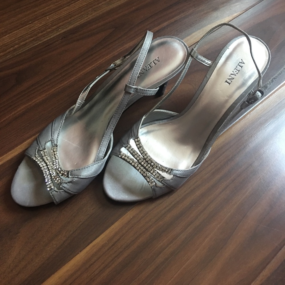 Alfani peep toe heals