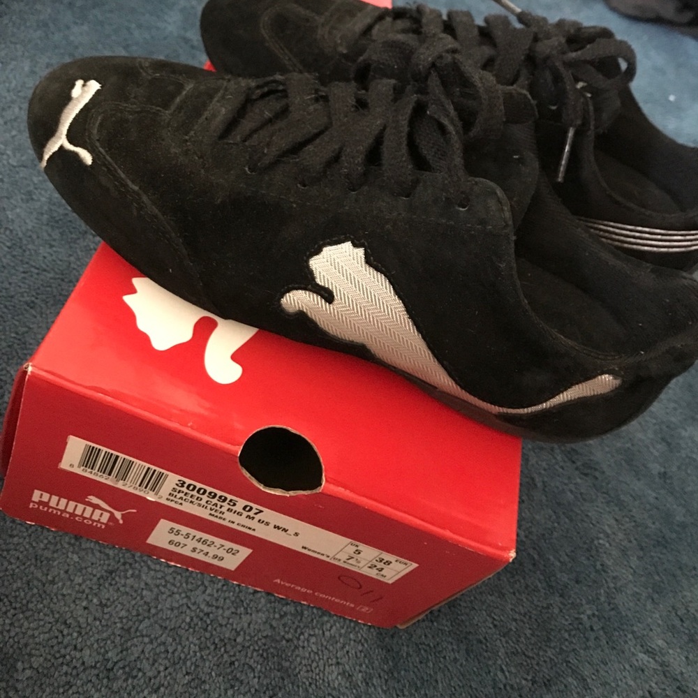 Women puma suede black shoes. Size 7 1/2.