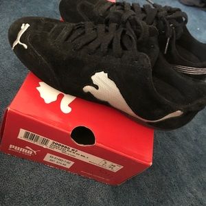 Women puma suede black shoes. Size 7 1/2.