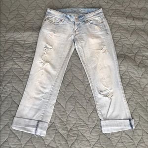 American Eagle Light Wash Distressed Capris Sz 4