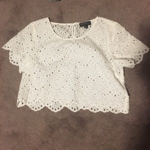 🌟White, eyelet, crop top shirt🌟