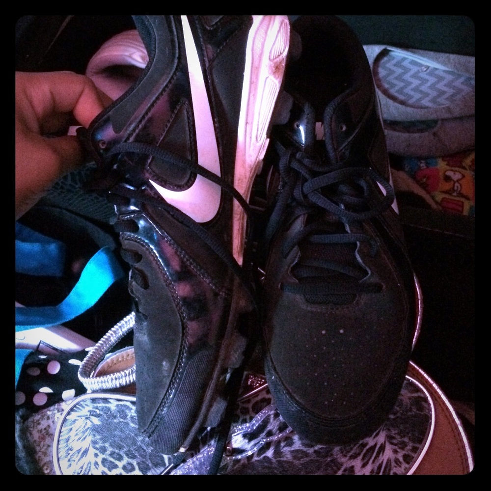 Black Nike softball/baseball cleats
