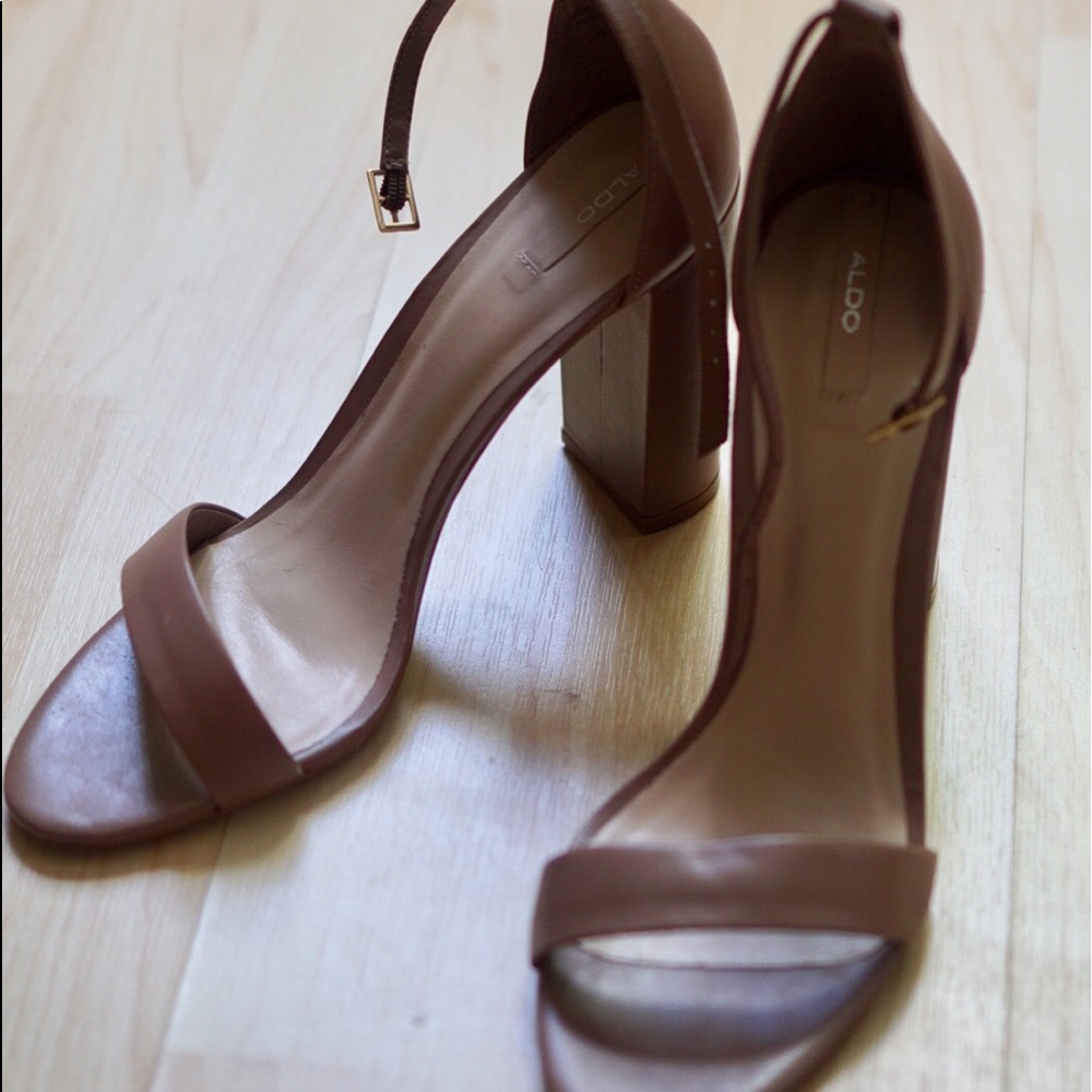 ✨🔥Ankle Strap Heels in Taupe🔥✨