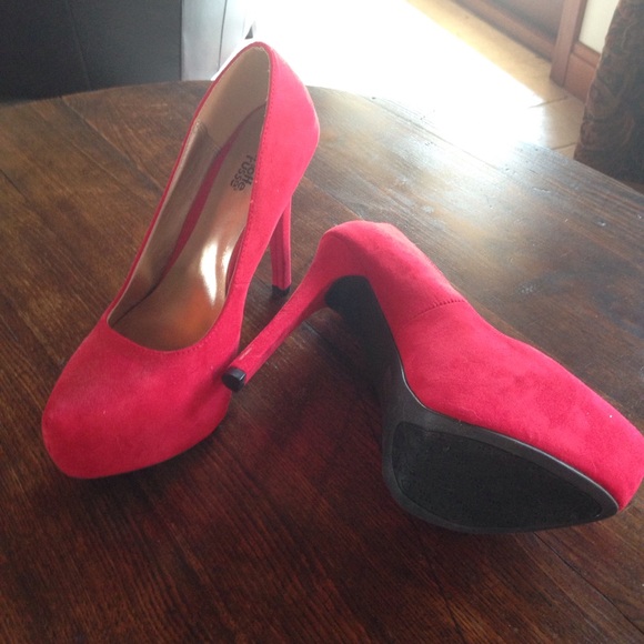 BRAND NEW HEELS - Picture 2 of 4