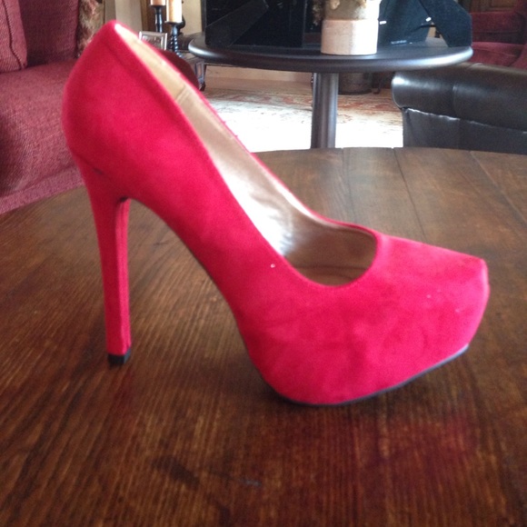 BRAND NEW HEELS - Picture 4 of 4