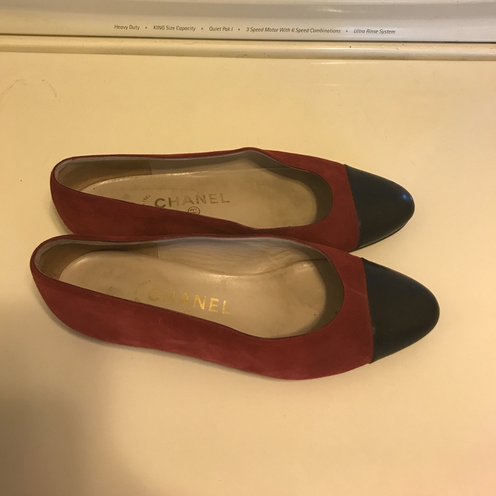 Authentic vintage Chanel ICONIC all leather flats