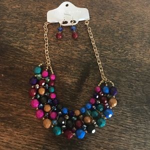 👛Pretty multicolored beaded necklace set.